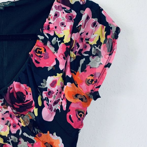 For Cynthia Petite Floral Rouched Top Sz PM MBQ - Picture 2 of 4
